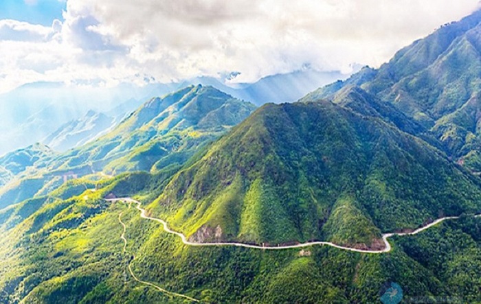 Con đèo này được mệnh danh là một trong “tứ đại đỉnh đèo” cheo leo và hiểm trở bậc nhất của Việt Nam