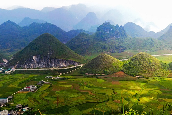 Hà Giang là một tỉnh biên giới thuộc vùng núi Tây Bắc ở nước ta và cách thành phố Hà Nội khoảng 300km